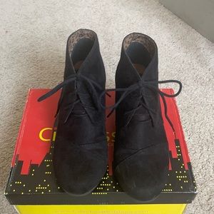 Black size 8 city classified shoes